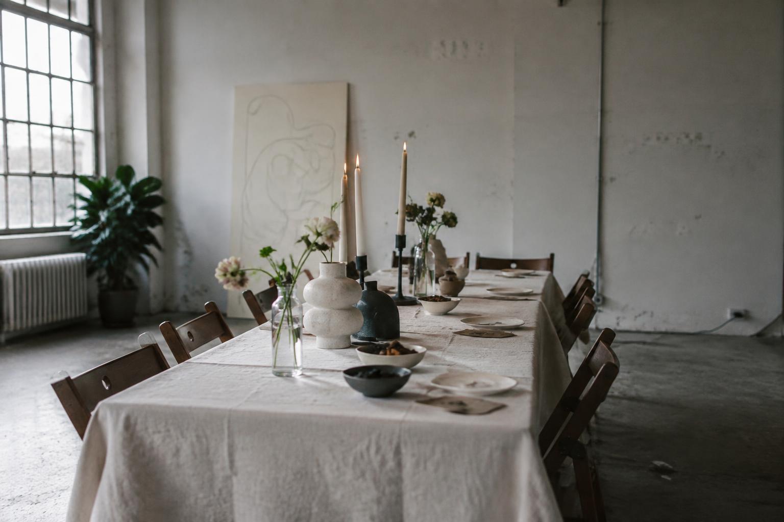 Table contemporaine en chêne clair, grès mat et fleur sculpturale